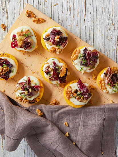 Crostini di polenta con stracchino, radicchio e noci