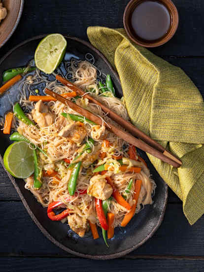 Pancit Bihon (Glasnudeln mit Gemüse und Huhn)