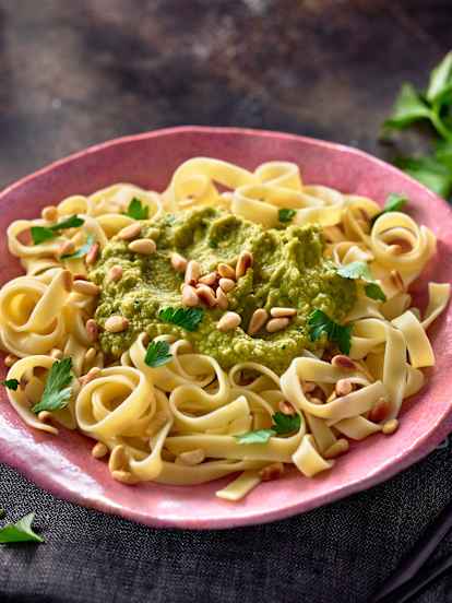 Tagliatelle z pesto z bobu