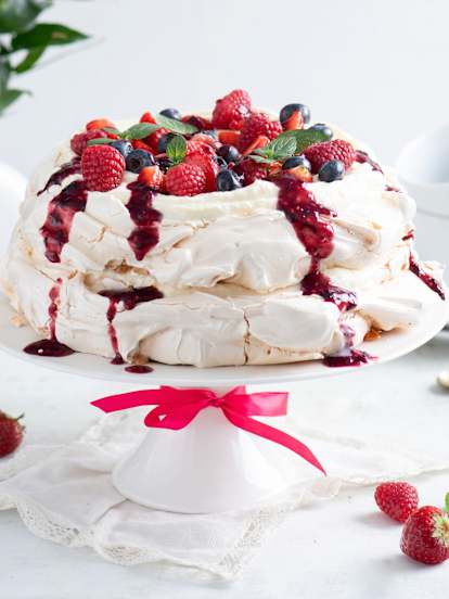 Tort bezowy z owocami