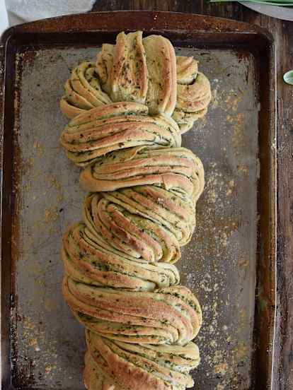 Trenza de pan con ajo y hierbas