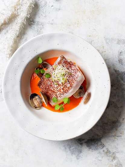 Mero con almejas y salsa de piquillo