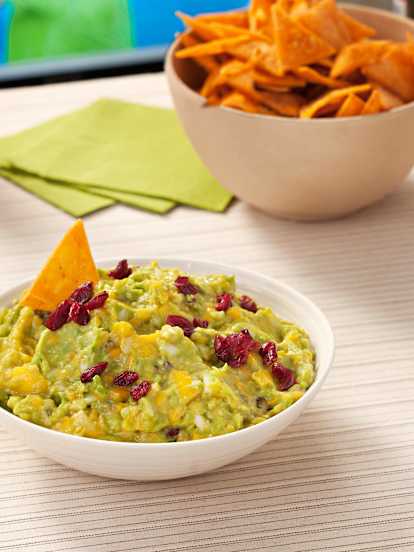 Guacamole con mango y arándanos rojos