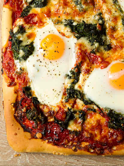 Pizza with Red Pepper Sauce, Spinach and Eggs