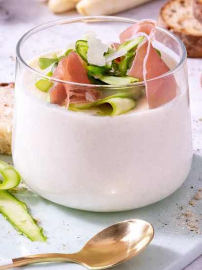 Asperge-Parmezaancrème met Parmaham en reepjes Groene Asperges