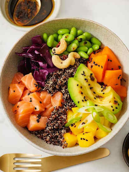 Poké Bowl met Quinoa, Avocado en Zalm