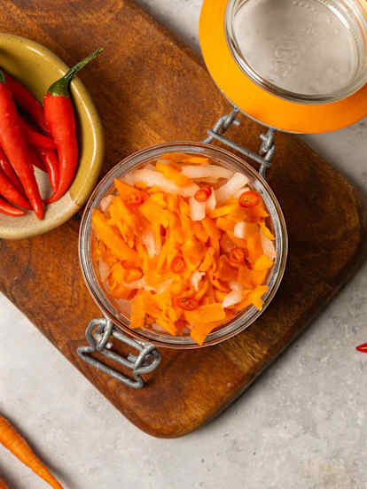 Vietnamese Pickled Carrots & Daikon (Đồ Chua)