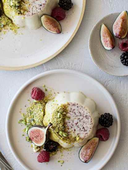 Panna cotta con coco y praliné de pistachos