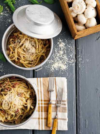 Fettuccini com tomate seco e cogumelos