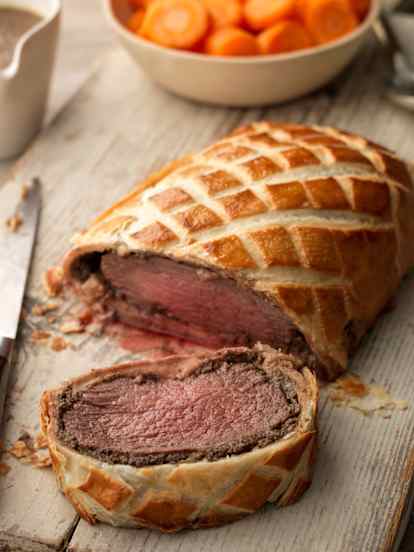 Solomillo Wellington con puré de patata, zanahorias y salsa de vino dulce (MEATER)