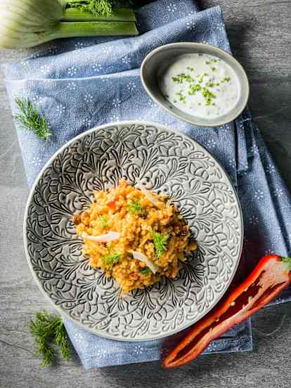 Bulgurpilaw mit Fenchel und Kräuterdip