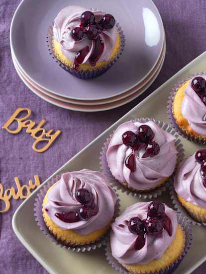 Zitronen-Cupcakes mit Heidelbeer-Frischkäse-Buttercreme