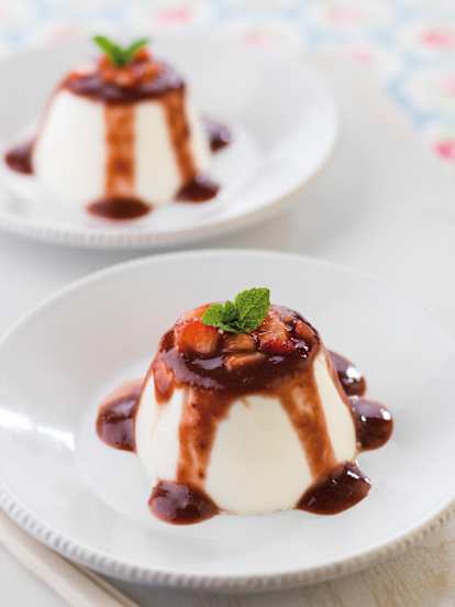 Panacota com coulis de morango