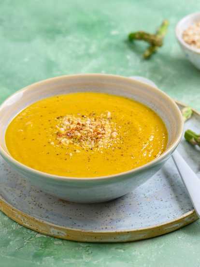 Crema de zanahoria y espárragos con almendras