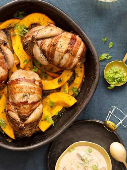 Cailles lardées farcies, sauce forestière