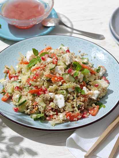 Couscoussalat mit Feta, Minze und Granatapfel-Vinaigrette