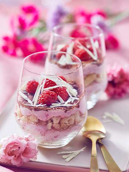 Τιραμισού με κόκκινα φρούτα και λευκή σοκολάτα