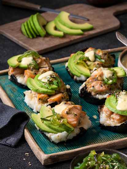 Sushi-Cups mit Wasabi-Majo aus ganzen Eiern