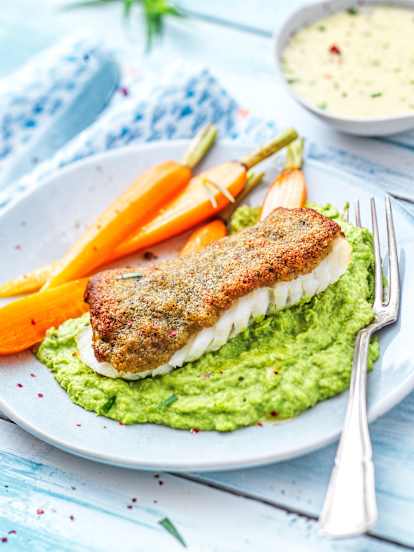 Poisson en croûte d'estragon, carottes nouvelles et purée de petits pois