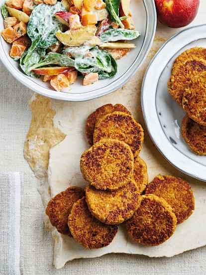 Hambúrgueres de atum com salada fresca de batata-doce