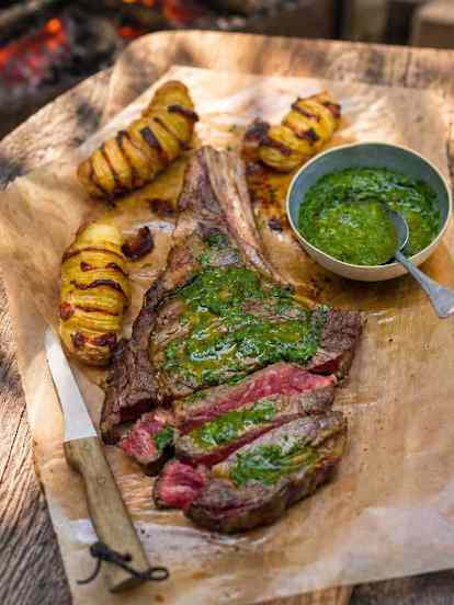 Côte de bœuf, sauce chimichurri, pommes en éventail