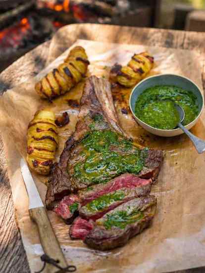 Côte à l’os met Chimichurri en Hasselback aardappelen