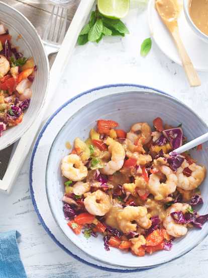 Ensalada estilo tailandés con salsa de cacahuetes