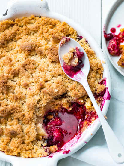 Crumble aux pommes et fruits rouges