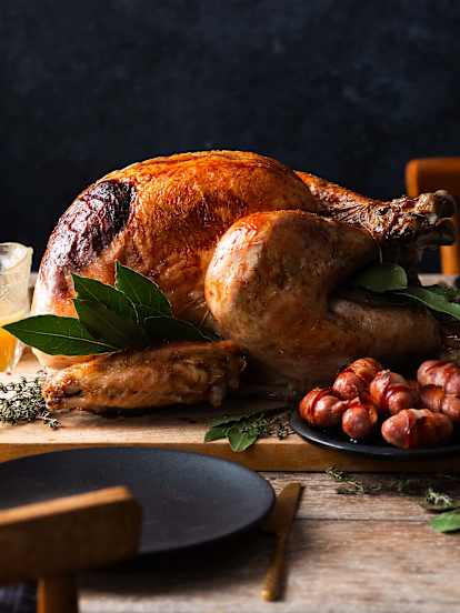 Ganze Pute mit Pancetta-, Zitronen- und Kräuterfüllung