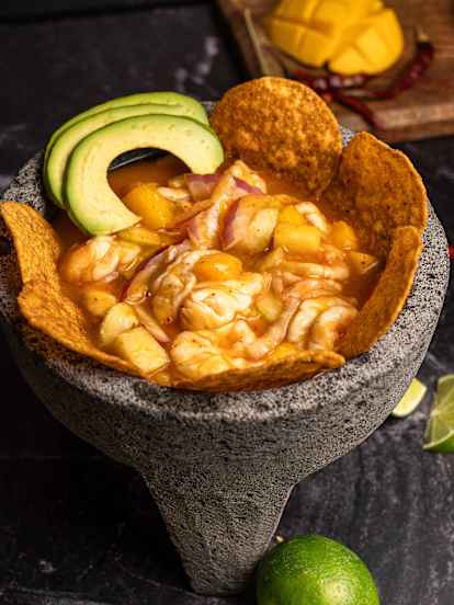 Aguachile con botanas picantes de maíz