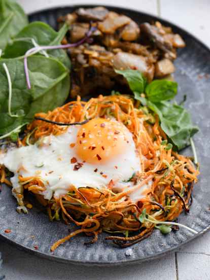 Gniazdka ze spiralizowanych warzyw z duszonymi pieczarkami (TM5)