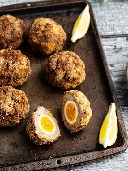 Huevos escoceses con ensalada de col