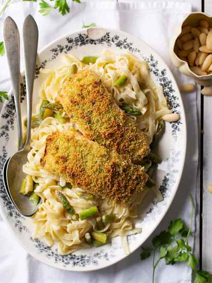 Salmone in crosta di mandorle con tagliatelle agli asparagi
