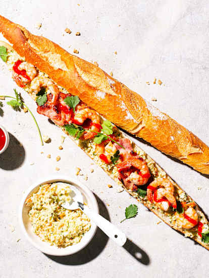 Bocata de langostinos, beicon y coleslaw