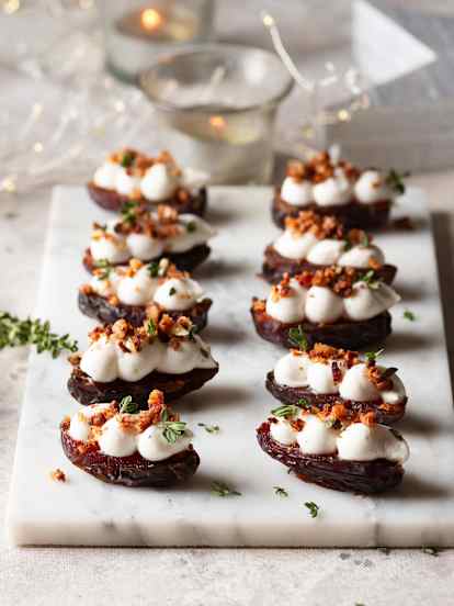 Dátiles rellenos de queso con nuez caramelizada