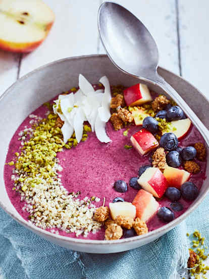 Beeren-Smoothie Bowl mit Maulbeeren
