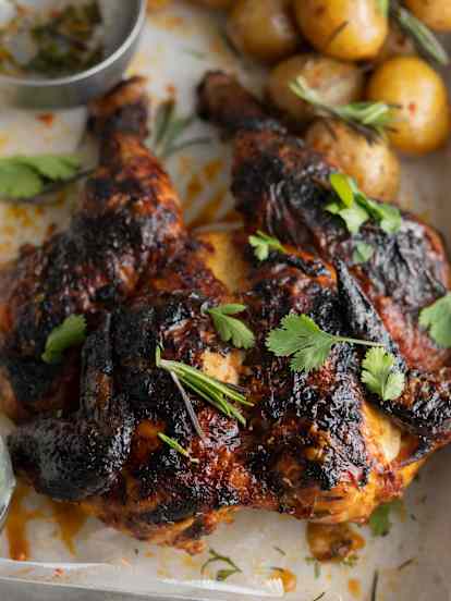 Pikantny kurczak z ziemniakami i ziołowym dipem