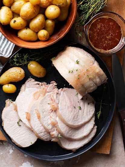 Lomo de cerdo a la sal con salsa de tomillo al pimentón