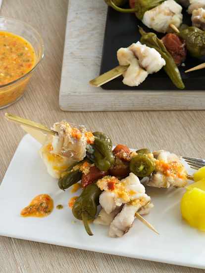 Brochetas de rape con vinagreta de pimientos y almendras