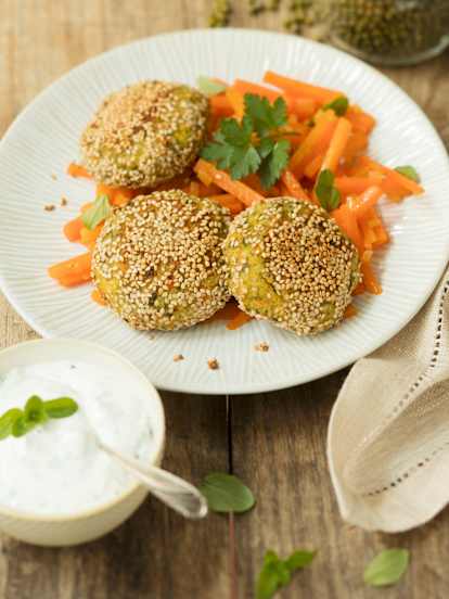 Mungobohnenlaibchen mit Ingwerkarotten und Rahmdip
