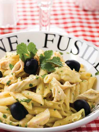 Penne com frango e béchamel carilado