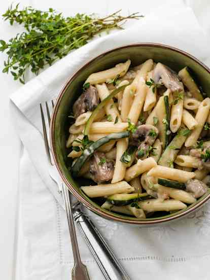 Penne com cogumelos e curgete
