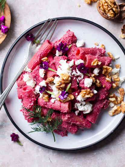 Pasta met Rode Bietensaus en Feta