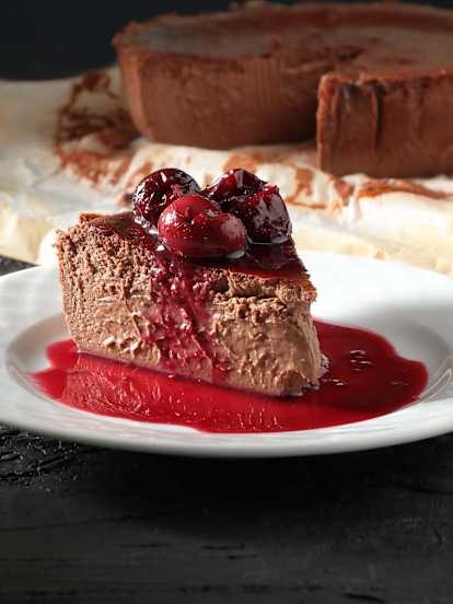 Βασκικό cheesecake με σοκολάτα και κομπότ κερασιού