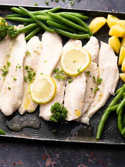 Pescado, patatas y judías verdes con vinagreta de limón