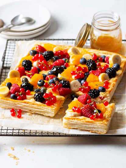 Tarta de hojaldre y frutas frescas
