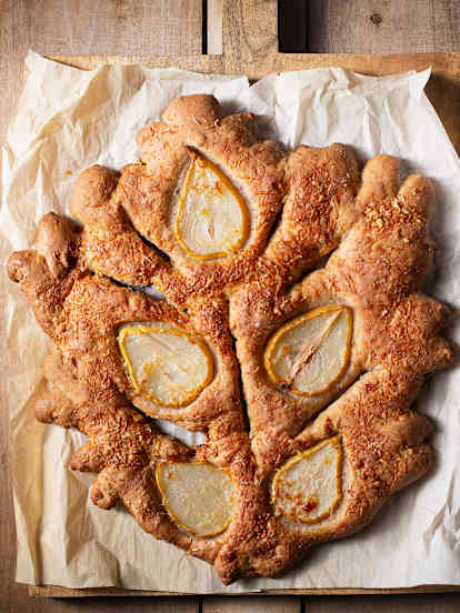 Fougasse con pera, parmesano y nuez