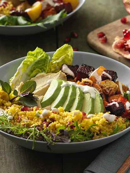 Avocado Hummus Bowl mit Granatapfel-Couscous