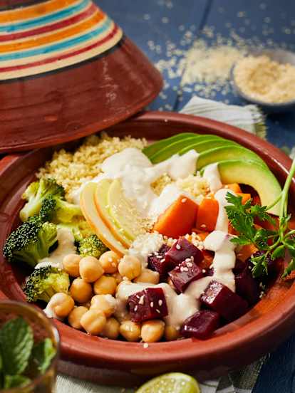 Poke bol de cuscús con salsa tahini