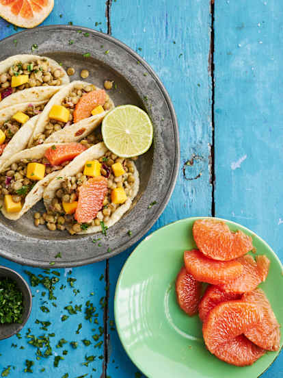 Tacos mit fruchtiger Linsenfülle